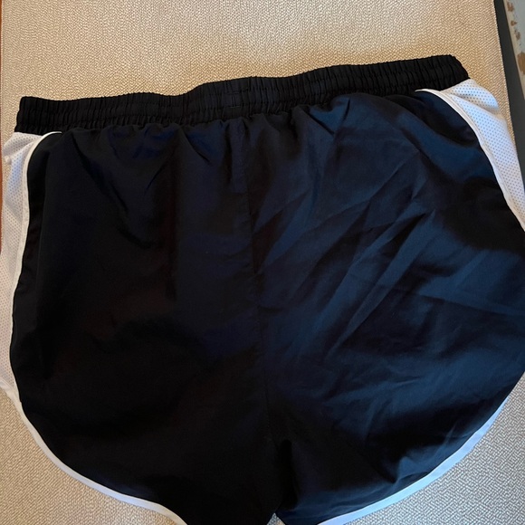 Under armour medium size workout shorts - Picture 2 of 3